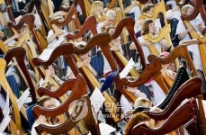 한마음으로.. 대규모 하프 연주