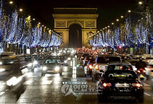 크리스마스 기다리는 샹젤리제 거리