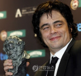 흐뭇한 베니치오 델 토로~