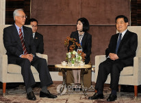 SINGAPORE CHINESE PRESIDENT HU VISITS