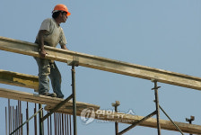 GREECE DEFICIT CRISIS CONSTRUCTION