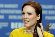 기자회견하는 줄리안 무어