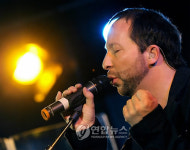 공연하는 스위스 가수 DJ 보보