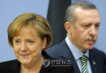 기자회견 하는 독일-터키 총리