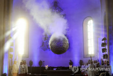 독일 성당의 대형 향로