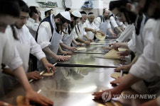 유월절에 먹는 빵 '마짜' 만드는 유대인들