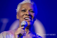 스위스서 공연하는 디온 워윅