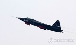 중국, 최신 전투기 젠-31 공개