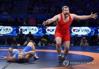 트럼프 대통령, 레슬링 경기 관람 중 유에스에이(USA) 연호하며 응원의 의미 전달