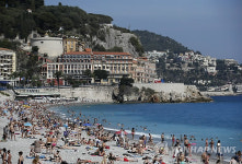 니스 해변의 피서객들