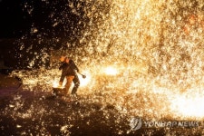 CHINA PHOTO SET TRADITION MOLTEN IRON