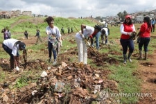 KENYA UN ENVIRONMENT CLEANING KIBERA SLUM