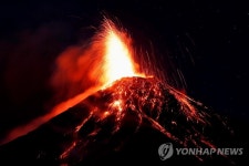 용암 분출하는 푸에고 화산