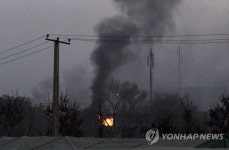검은 연기 치솟는 아프간 정부건물 테러 현장