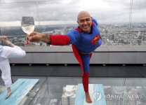 와인잔 들고 요가 하는 슈퍼맨