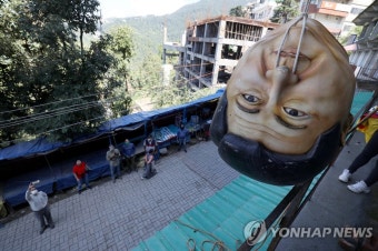 시진핑 인형 거꾸로 매달고 중국 규탄하는 티베트 학생들