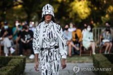 포르투갈 패션위크서 디자이너 의상 선보이는 모델