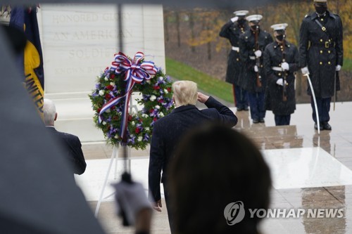 알링턴 묘지 참배 논란, 트럼프-해리스 갈등 심화