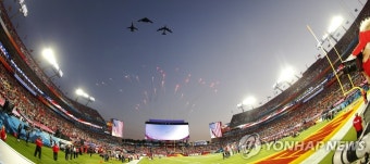 NFL '슈퍼볼' 경기장 상공 축하비행하는 미 전략폭격기