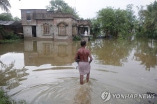 사이클론 야아스로 물에 잠긴 인도 서벵골주 주택