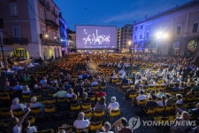 스위스 로카르노 영화제 야외시사회 관람하는 팬들