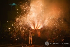 디왈리 축제일에 폭죽 터뜨리는 인도 남성