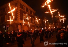 횃불 들고 행진하는 영국 '본파이어 나이트' 참가자들