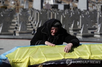 전사 군인 아들 관 부여잡고 오열하는 우크라 여성