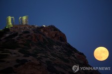 포세이돈 신전 비추는 슈퍼문