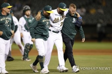 타구에 다리 맞고 교체되는 오클랜드 구원투수 파이암프스
