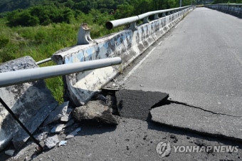 대만 규모 6.8 지진으로 부서진 교량