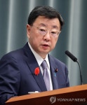 북한 미사일 열도 통과 관련 기자회견 하는 日 관방장관