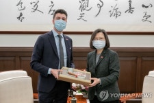 차이잉원 대만 총통과 사진 찍는 몰리나 스위스 의원