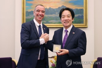 라이칭더 대만 부총통과 손 맞잡은 보토렐 佛 의원