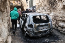 이스라엘군 서안지구 작전 중 불탄 차량