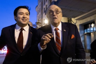 개표원 '명예훼손'으로 패소한 트럼프 측근 줄리아니