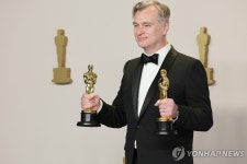 오스카 7관왕 휩쓴 '오펜하이머' 놀런 감독