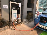 닛산 전기차 ‘리프’로 셀프주유소 가보니