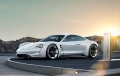 포르쉐 타이칸 어떤 차길래...독보적 전기차될 것