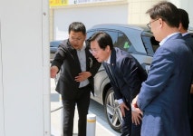 성윤모 산업부 장관, 고속도로 휴게소 내 수소충전소 점검