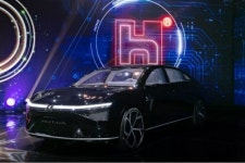 폭스콘, 전기차 3종 공개…애플카 참여 가능성 더 높아져