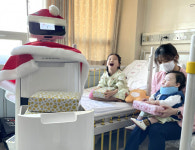 어린이병동에 로봇 산타클로스가 찾아왔다