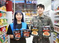 GS25, 넷플릭스 D.P.2 협력 상품 5종 출시…슈넬치킨·맛다시 이용