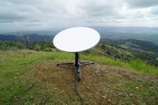 스페이스X, 스타링크 위성 안테나 업그레이드…킥스탠드도 제공