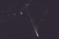 빛나는 유성이 ‘레몬 혜성’ 감쌌다…착시 때문이라고?  [우주로 간다]