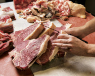 미 도축업체, AI로 뼈에 남은 고기까지 긁어낸다