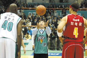 김준기 회장,전경련 부회장에 프로농구 시구까지 …