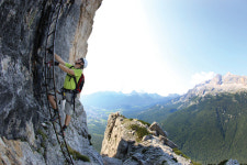 끝없이 이어진 자갈밭… 하산길엔 ‘돌길 스키’