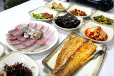 [10월의 섬 흑산도] 자산어보를 낳은 섬! 생 홍어 씹듯, 꼬들꼬들한 산길