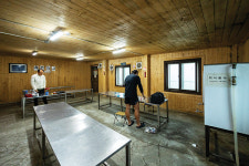 [설악산 중청대피소 르포] 숙박 기능 필요하지만, 너무 낡아 다시 지어야